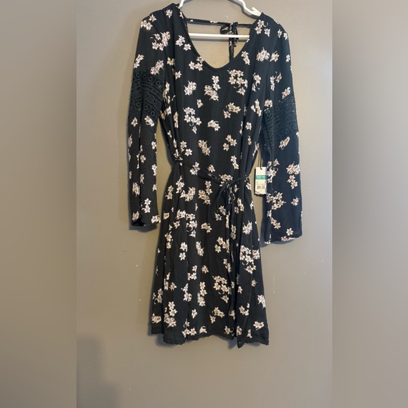 Dex Dresses & Skirts - NWT Dex Navy Floral Long Sleeve Dress